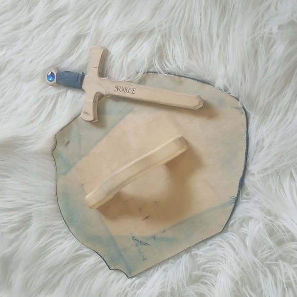 Wooden shield and sword - Picture 4 of 5